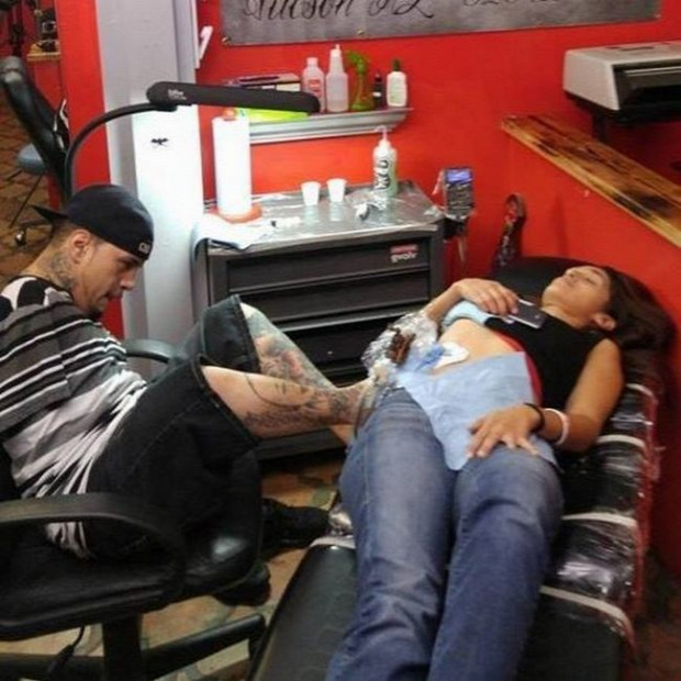 A világ érdekes tatoo tetováló művész kar nélkül Brian Bagalog