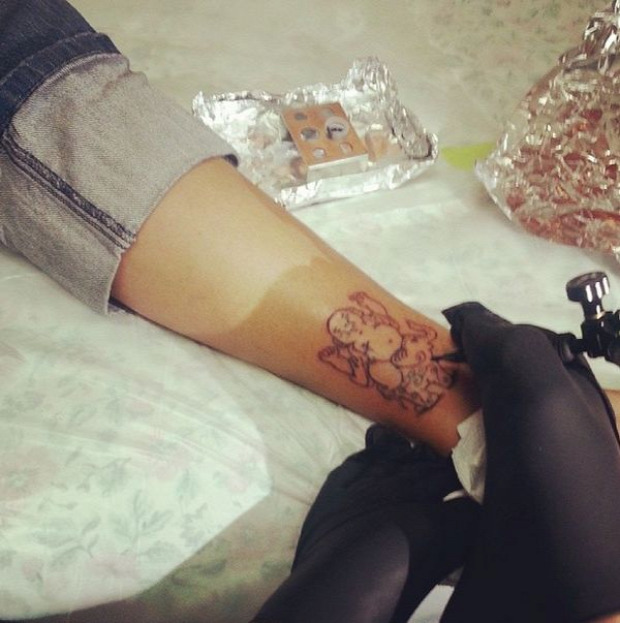 A világ érdekes tatoo tetováló művész kar nélkül Brian Bagalog