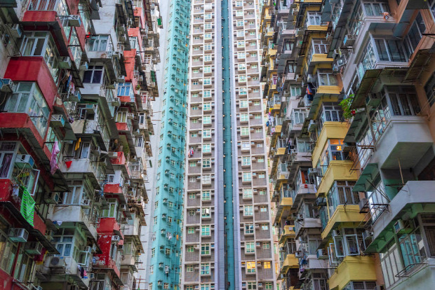 A világ érdekes Hong Kong város nyomasztó szürreális tömeg zsúfolt
