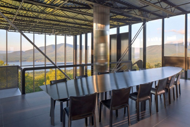 A világ érdekes ház üveg erdő beton acél