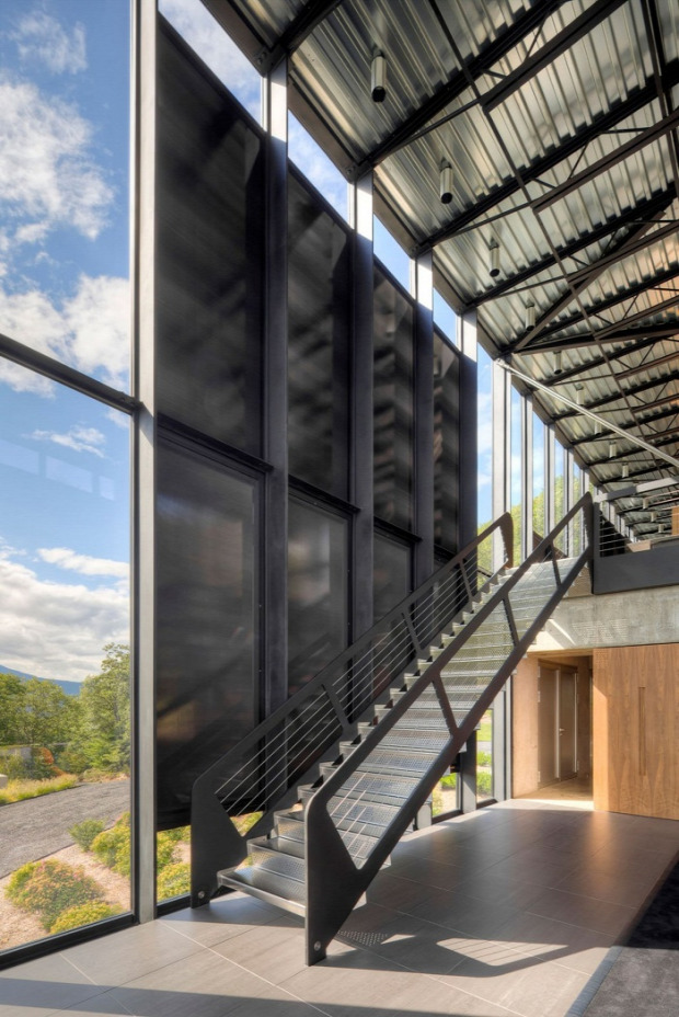 A világ érdekes ház üveg erdő beton acél