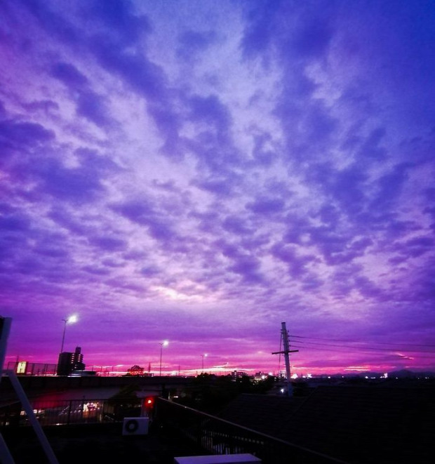 A világ érdekes tájfun ég lila bíbor