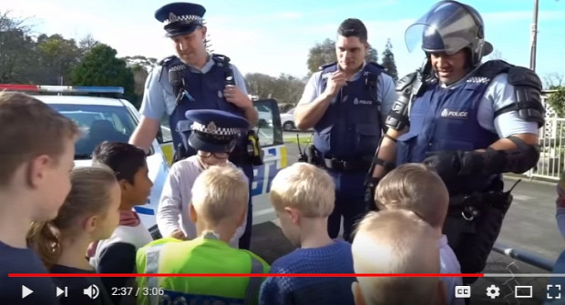 Új-Zéland rendőrség hívás születésnap 5 éves