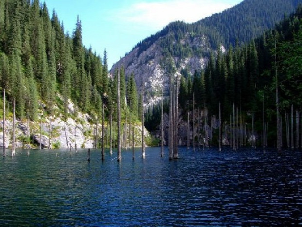 tó erdő Kaindy elárasztott Gyilkos-tó földcsuszamlás sziklaomlás