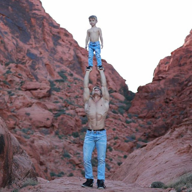 A világ érdekes tornász akrobata Cirque du Soleil egyedülálló apa fia