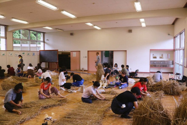 A világ érdekes Japán rizs szalma szobor