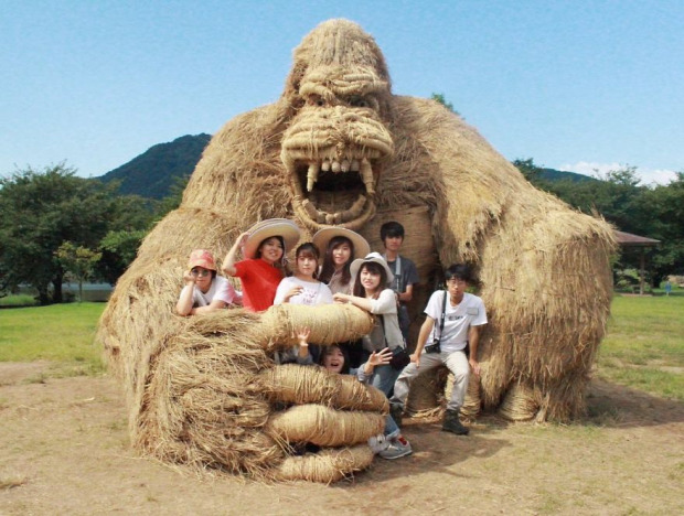A világ érdekes Japán rizs szalma szobor