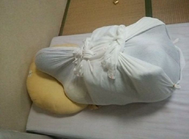 A világ érdekes Japán iskola anyuka baba pólyázás