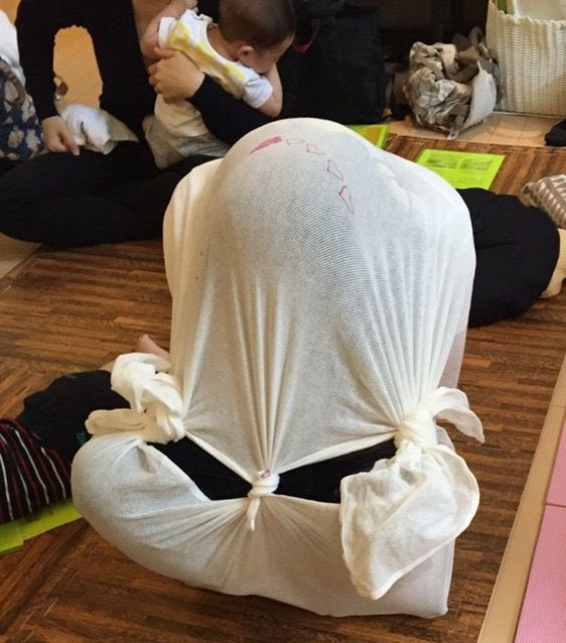 A világ érdekes Japán iskola anyuka baba pólyázás