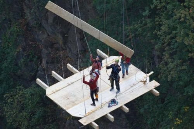 medence fürdés hegymászó bungee jumping