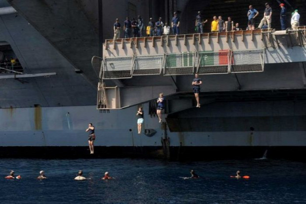 A világ érdekes haditengerészet hajó kimenő tenger úszás