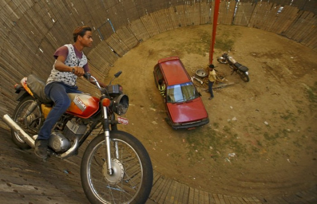 A világ érdekes Nepál halál ördög katlan motor