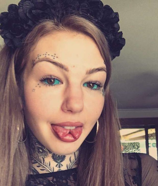 A világ érdekes tetoválás átváltozás piercing szemgolyó színezés nyelvvágás
