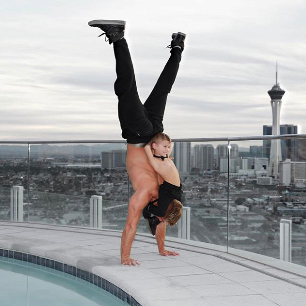 A világ érdekes tornász akrobata Cirque du Soleil egyedülálló apa fia