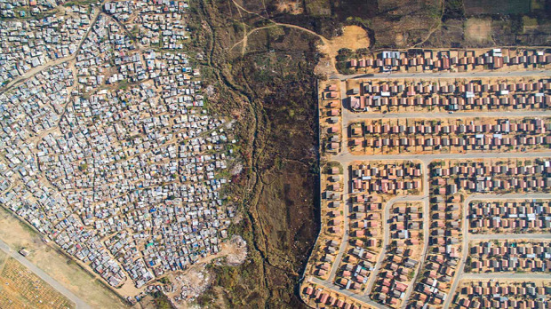 A világ érdekes Dél-Afrika határ sáv vonal gazdag szegény