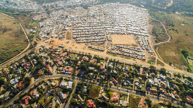 A világ érdekes Dél-Afrika határ sáv vonal gazdag szegény