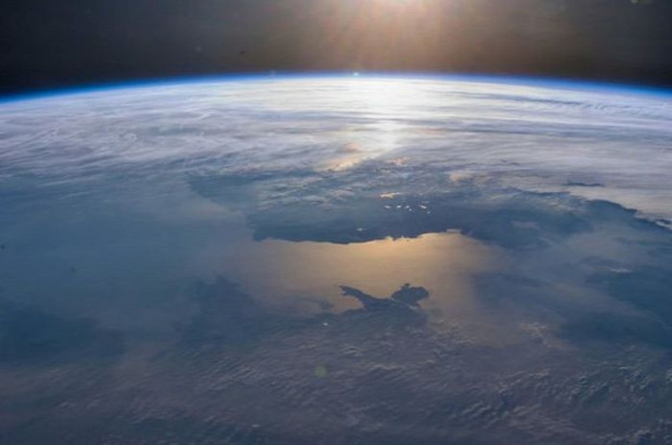 A világ érdekes Föld  világűr 320km  Nemzetközi Űrállomás