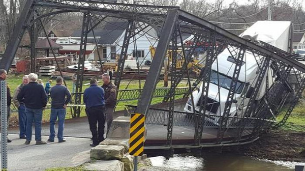 Isten állatkertje híd kamion leszakadt