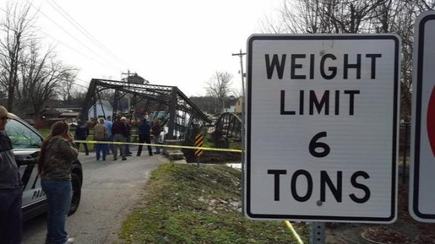 Isten állatkertje híd kamion leszakadt