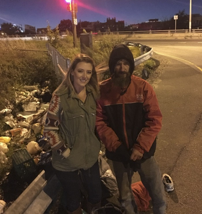 A világ érdekes hajléktalan önzetlen  segítség