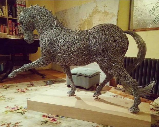 szobrász drót állat ló
