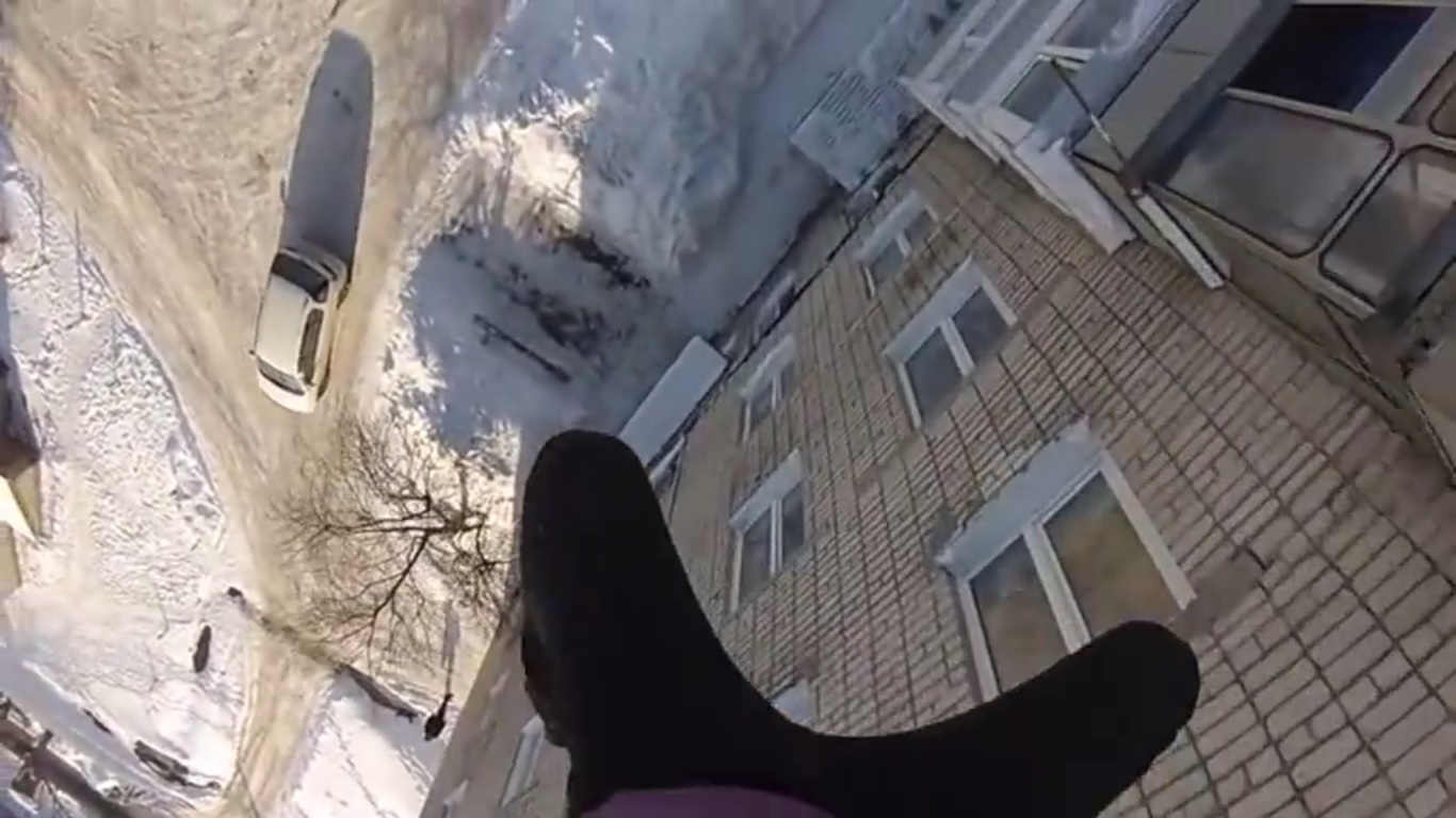 Прыжок с крыши зимой