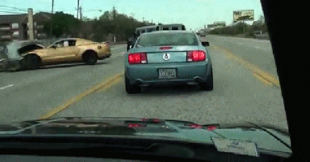 Mustang tör fail baleset autó