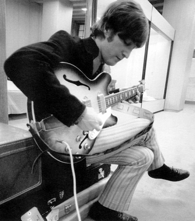 John Lennon Paul McCartney George Harrison Ringo Starr George Martin Geoff Emerick Abbey Road-i stúdió Revolver Rain Paperback Writer Tomorrow Never Knows