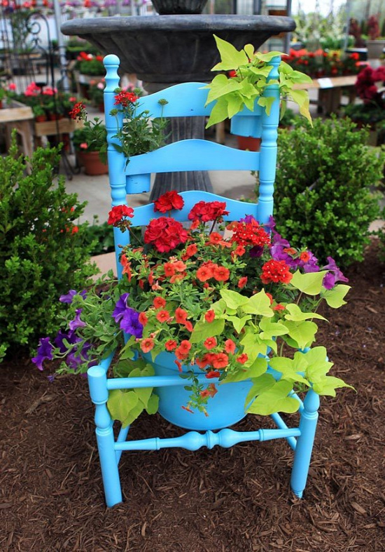 40+ Creative DIY Garden Containers and Planters from Recycled Materials 10