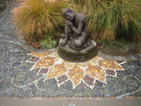 Mark Kretzmeier (MetaMosaics, Portland Oregon)  |  Pebble Mosaic Garden Pathway.