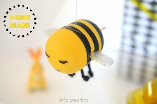 Come realizzare un'ape con materiale di riciclo. How to make a bee with recycled material