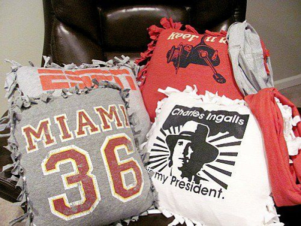40+ Creative Ideas to Repurpose and Reuse Your Old T-shirts --> Upcycle Old T-shirts into Pillows