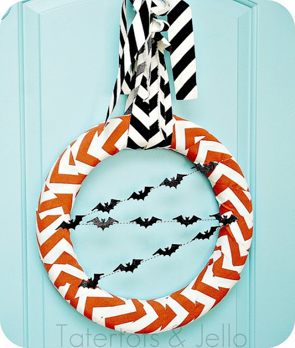A collection of 25 Halloween wreaths to inspire you for your Halloween decor! { lilluna.com }