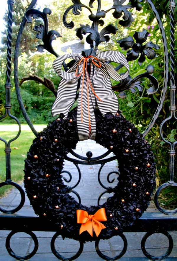 A collection of 25 Halloween wreaths to inspire you for your Halloween decor! { lilluna.com }