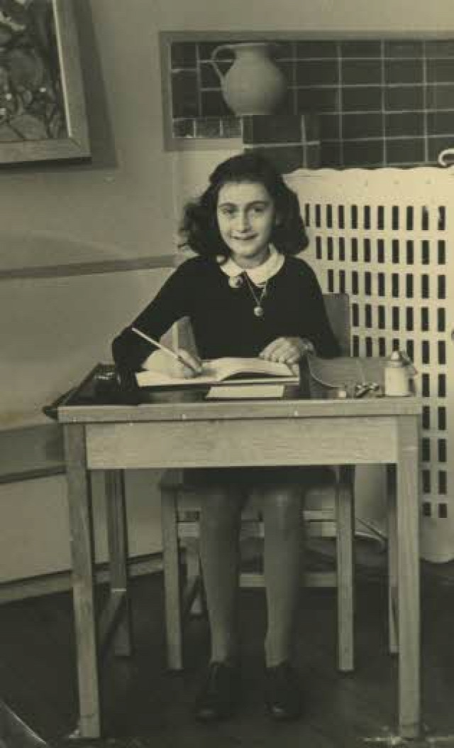Anne Frank Otto Frank napló alma könyv védjegy közkincs szerzői jog védjegyjog Anne Frank Alapítvány publikálás irodalom kézirat társszerző