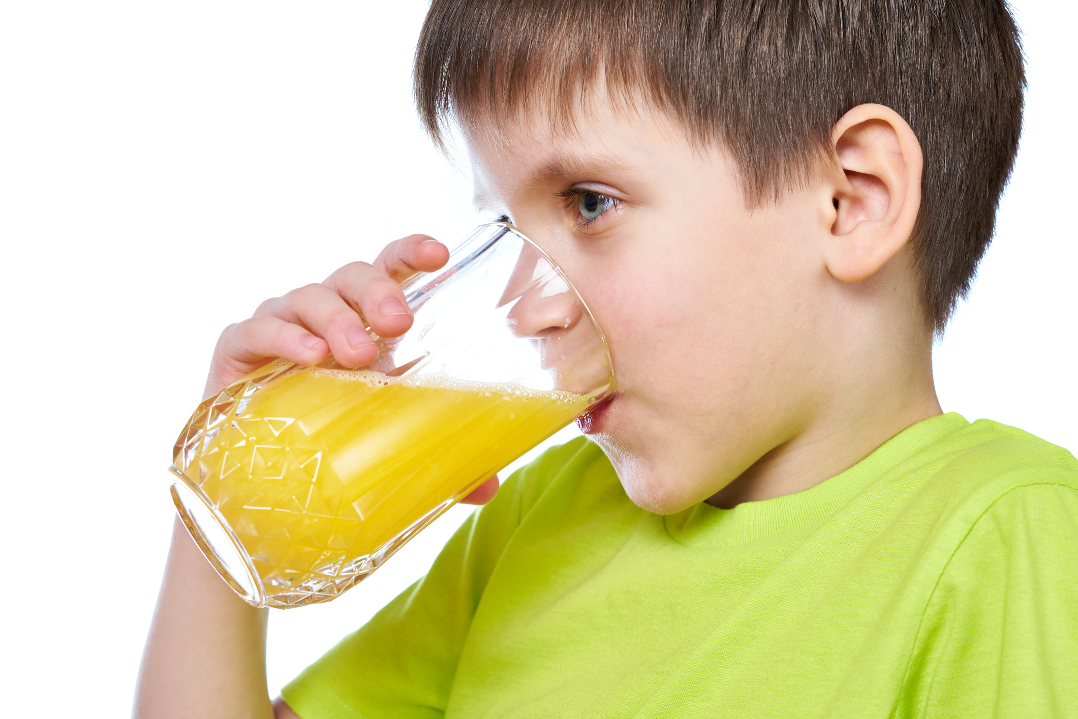 Пьет сок написать. Мальчик пьет сок. Мальчик пьет сок на белом фоне. Стакан сока в руке. Пить сок.