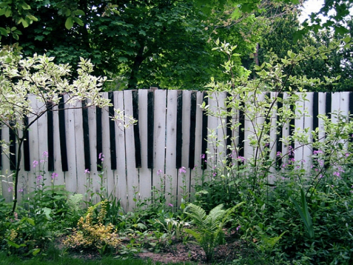 újrahasznosítás kert kerítés