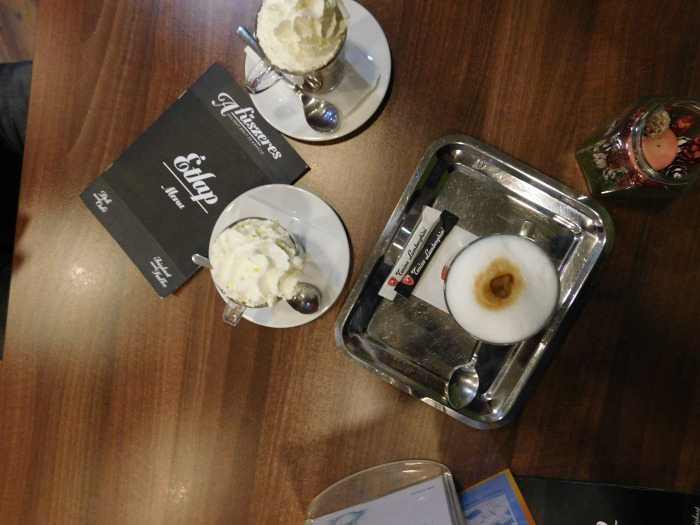 Győr wifi kávé sütemény kávézó reggeli szendvics vendégposzt