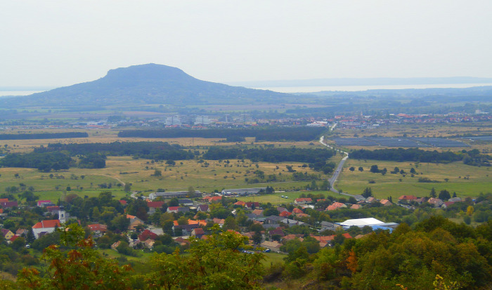 Magyarország Veszprém megye Balaton-felvidék hegy tanösvény kilátó túra túraút Haláp