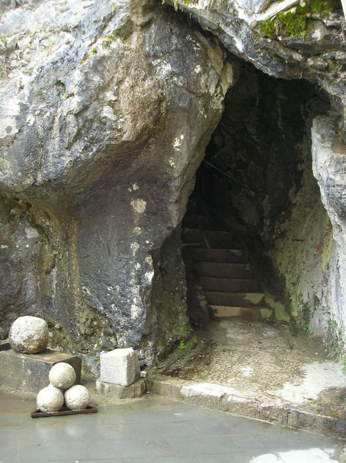 Szlovénia Predjama barlang várak