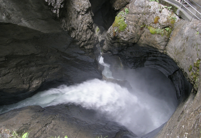 Svájc vízesések barlang szurdok