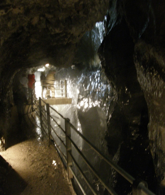 Svájc vízesések barlang szurdok