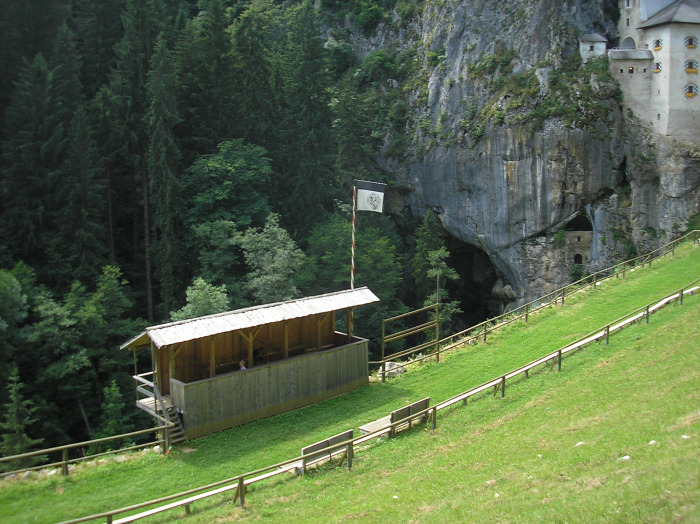 Szlovénia Predjama barlang várak
