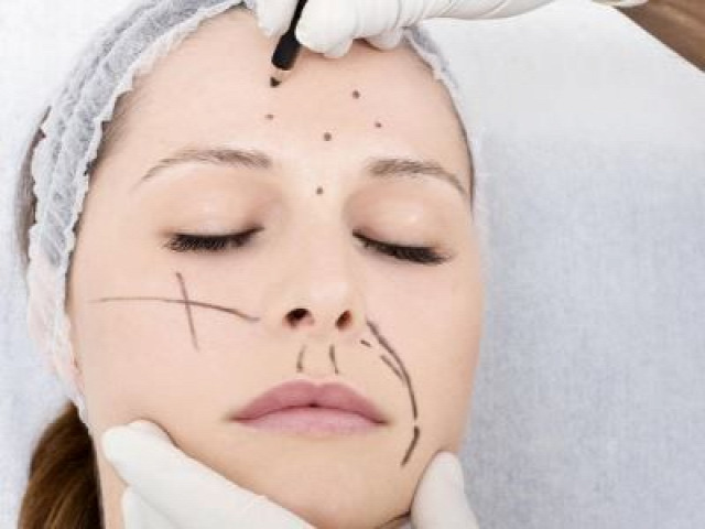 ránc ráncfeltöltés ránctalanítás Botox esztétikai kezelés plasztikai sebész plasztikai műtét plasztikai beavatkozás