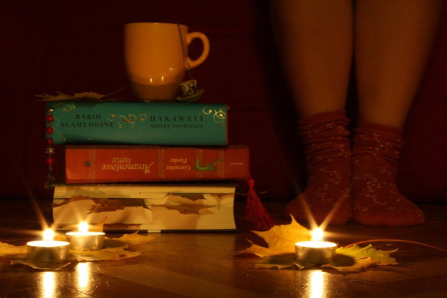 autumn_reading_by_ariasigh-d5nr984.jpg