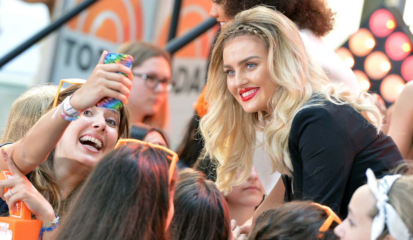 Perrie Edwards Osszeomlott A Szinpadon Xoxo