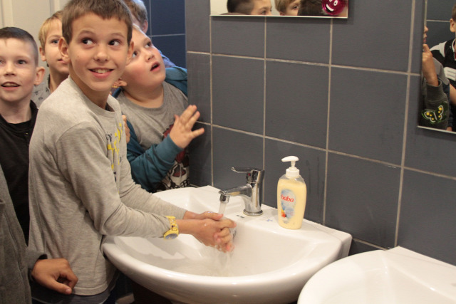 Maroslelei Általános Iskola iskolai mosdófelújítási program mosdófelújítás Domestos Unilever