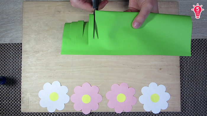DIY ünnepek anyák napja tavasz könnyű olcsó ajándék asztaldísz gyerekekkel gyors kreatív ötletek papír virág