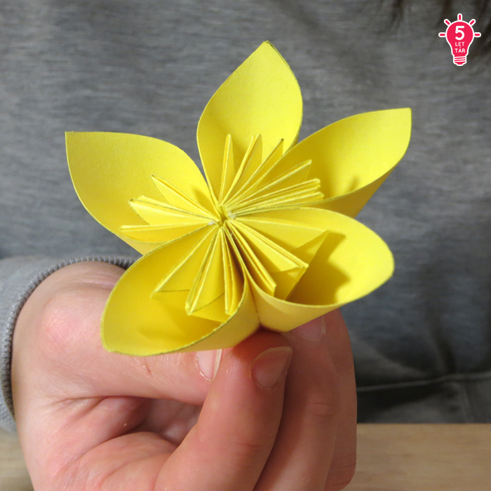 DIY kusudama origami ajándék nőnap dekoráció papír kreatív ötletek könnyű újrahasznosítás virág gyerekekkel tavasz