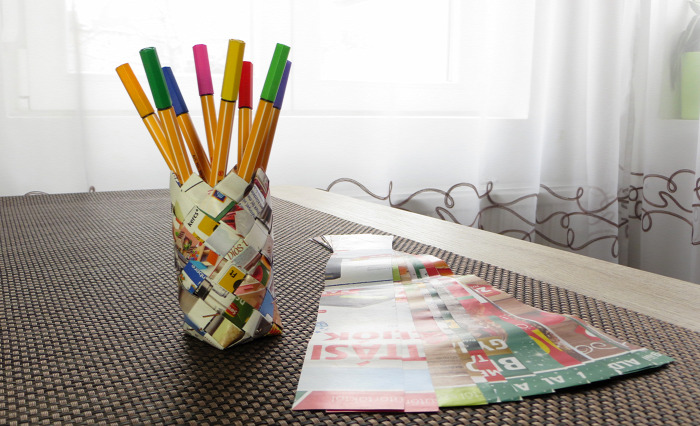 DIY olcsó közepes papírfonás tolltartó kreatív origami recycle újrahasznosítás újságpapír használati tárgy család